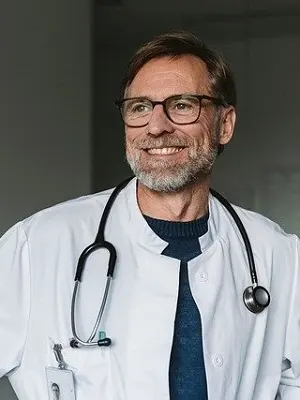 Dr. Carlos Ramírez